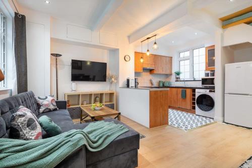 uma sala de estar com um sofá e uma cozinha em *-* Beautiful Townhouse in Central London *-* em Londres