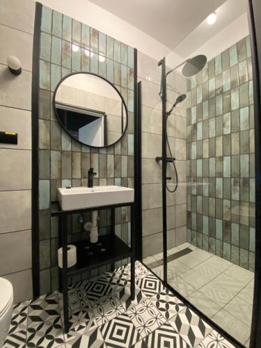 W łazience znajduje się umywalka i lustro. w obiekcie Zespół Placówek Oświatowych - Bursa w Łańcucie