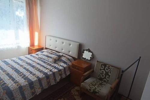 una camera con un letto e una sedia e una finestra di B.oğlu ada kiralık müstakil ev a Darıca