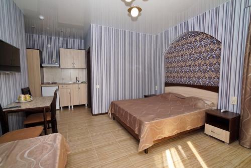 Giường trong phòng chung tại Ostrov'OK