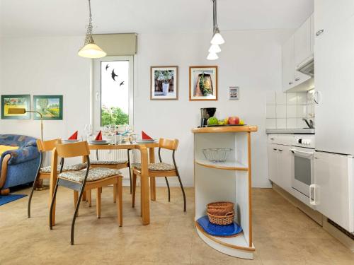 a kitchen and dining room with a table and chairs at Hafenkieker in Kirchdorf