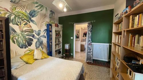 a bedroom with green walls and a bed with yellow pillows at BnB Tripoli in Turin