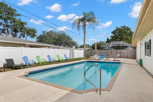 una piscina en un patio con sillas y una valla en Sunset Paradise, en Largo