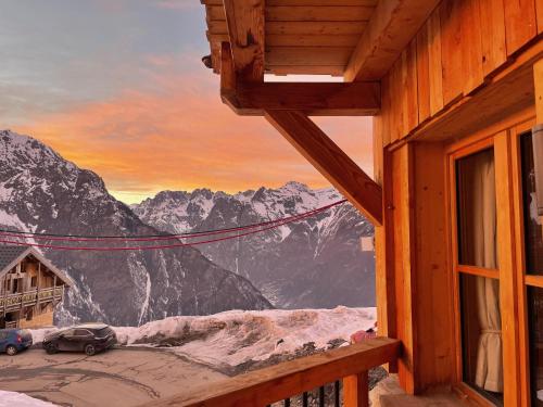 a view from the balcony of a house with a mountain view at Chalet Le Yéti de Villard 14 Prs - Domaine Alpe d'Huez - Bain nordique in Villard-Reculas