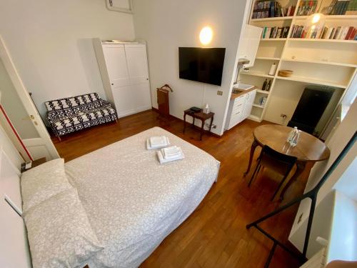 een kleine woonkamer met een bed en een tafel bij Città Studi Apartment in Milaan