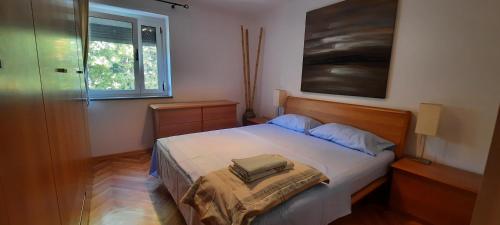 een slaapkamer met een bed en een raam bij Maluma in Izola