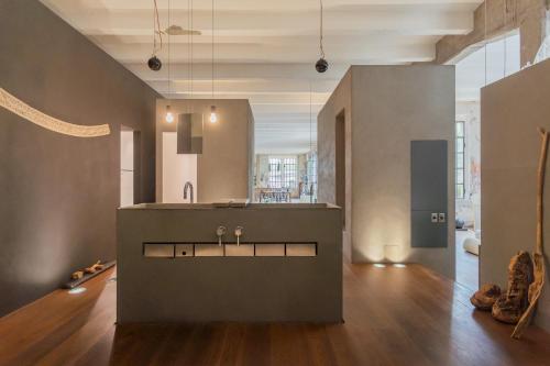 een keuken met een aanrecht en een wastafel in de kamer bij Design Loft with Private Parking by Rent All Como in Como
