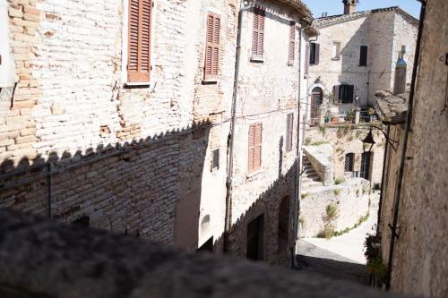 Bild einer Gasse in einem alten Gebäude in der Unterkunft La casetta di fossato in Fossato di Vico