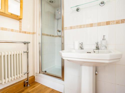 a bathroom with a sink and a shower at Perfect Location, 1 Bedroom APT, Castle, Legoland in Windsor