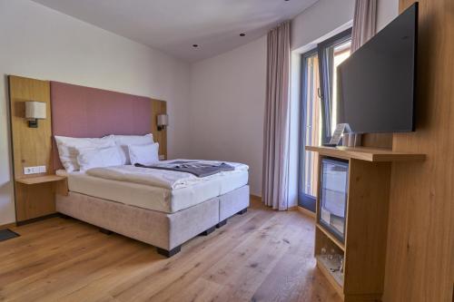 Кровать или кровати в номере Landhaus Saalbach - Joker card included in summer