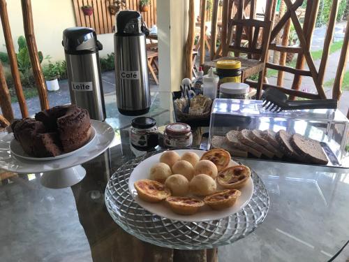 a table with a plate of bread and a plate of cake at Casa Éolica in Barra Grande