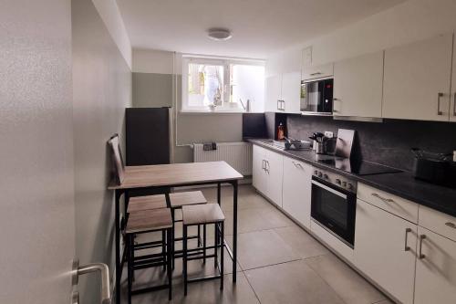 a small kitchen with a table and chairs in it at Quartier No.9 in Hamburg