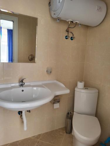 La salle de bains est pourvue d'un lavabo et de toilettes. dans l'établissement Къща за гости Бовъ с джакузи, à Gara Bov