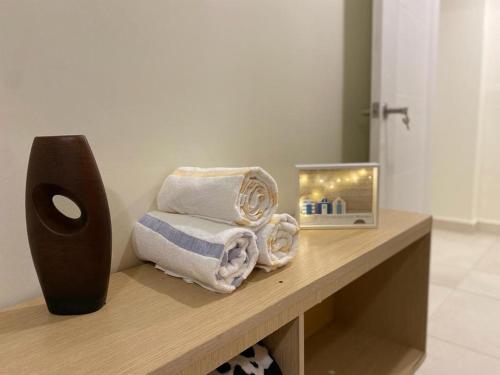 ein Badezimmer mit einer Theke mit Handtüchern und einem Spiegel in der Unterkunft Vista al mar 303 in ArraijÃ¡n