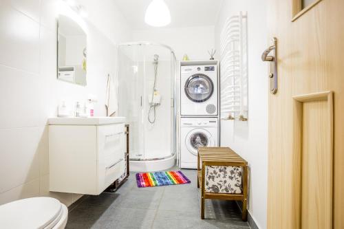 łazienka z pralką, pralką i suszarką w obiekcie Wygodne pokoje w Gliwicach w mieście Gliwice