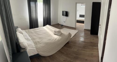 Un dormitorio con una cama con un osito de peluche. en Vila Boema en Vişeu de Jos