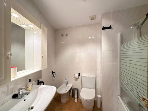 een badkamer met een wastafel, een toilet en een douche bij Exclusive Malaga Apartments with Cathedral Views and Auto Check-in in Málaga