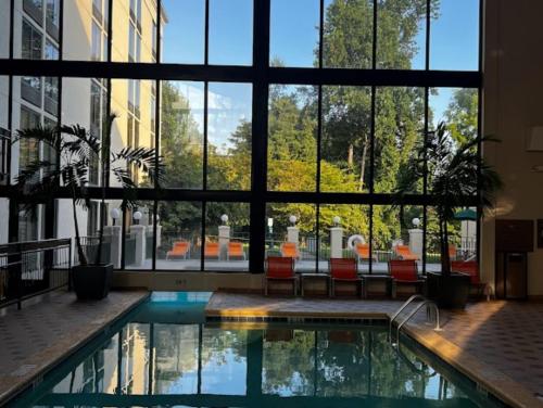 Holiday Inn Asheville - Biltmore West, an IHG Hotel في أشفيل: مبنى كبير مع مسبح أمام نافذة كبيرة