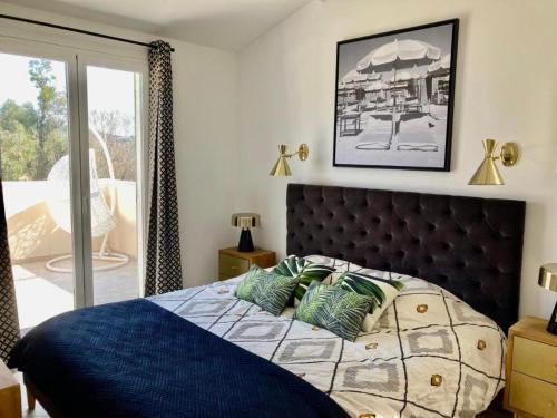 - une chambre avec un lit doté d'une couette et d'oreillers bleus dans l'établissement Villa Les Chênes Les Restanques du Golfe de St Tropez, à Grimaud