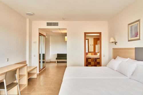 レタマルにあるALEGRIA Cabo De Gataのベッドルーム1室(白い大型ベッド1台付)