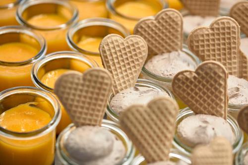 a group of jars filled with honey and wooden hearts at ALEGRIA Cabo De Gata in Retamar