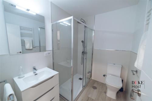 een badkamer met een douche, een wastafel en een toilet bij Castellana Norte Ml8 in Madrid