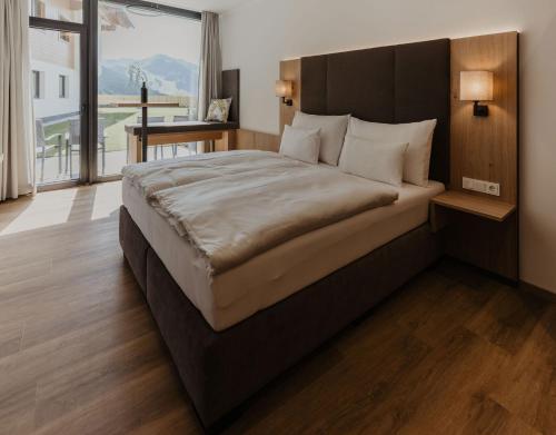 Кровать или кровати в номере Landhaus Saalbach - Joker card included in summer