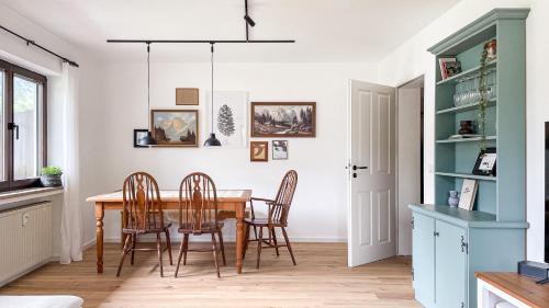 ein Esszimmer mit einem Holztisch und Stühlen in der Unterkunft Servus O´gau Apartments in Oberammergau