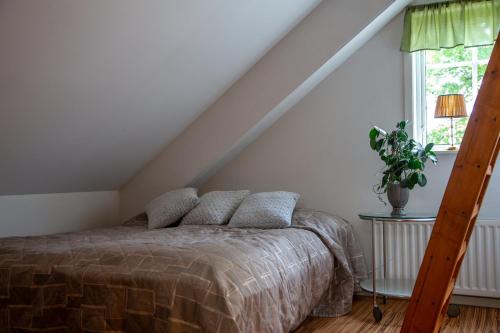 a bedroom with a bed and a window at Ängagården - Gårdslyckan in Våxtorp