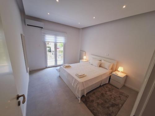 una camera da letto con un grande letto con due lampade sopra di Comfy Apartment In Nea Smirni ad Atene