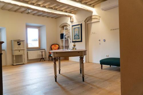 una habitación con una mesa en el medio de una habitación en Losanna Suites, en Campiglia Marittima