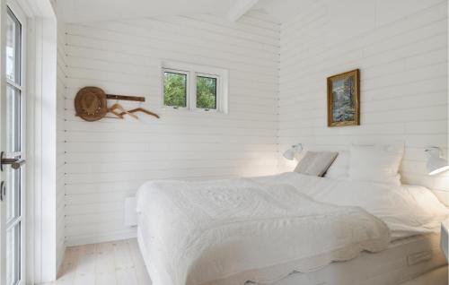 - une chambre blanche avec un lit blanc et 2 fenêtres dans l'établissement Lovely Home In Frevejle With Kitchen, à Fårevejle