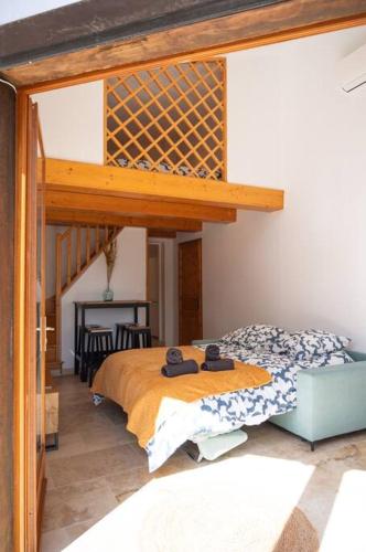 - une chambre avec un lit et une mezzanine dans l'établissement Charmant Bas de Villa au cœur de la Provence, à Manosque