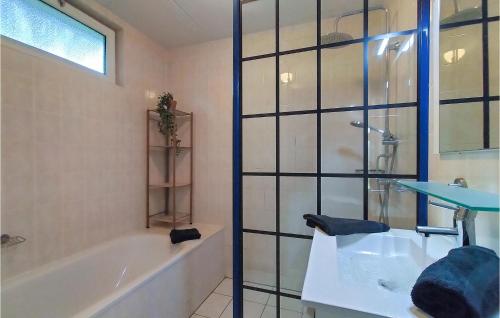 y baño con ducha, bañera y lavamanos. en Lovely Home In Vlagtwedde With Kitchen, en Vlagtwedde