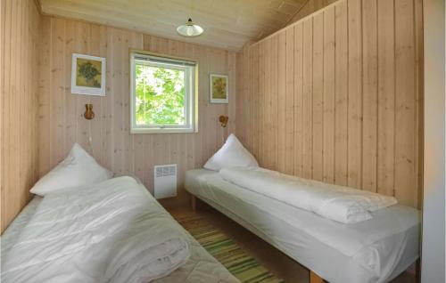 2 Betten in einem Zimmer mit Fenster in der Unterkunft Amazing Home In Glesborg With Kitchen in Fjellerup Strand