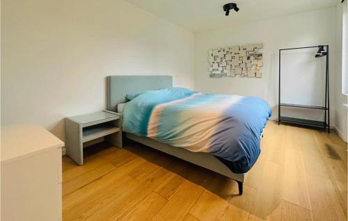 - une chambre avec un lit et une table de chevet dans l'établissement 1 Bedroom Nice Apartment In Oostende, à Ostende
