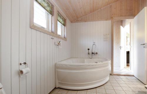 Kupatilo u objektu 5 Bedroom Nice Home In Glesborg