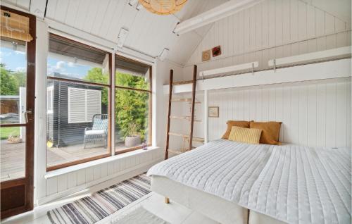 Ένα ή περισσότερα κρεβάτια σε δωμάτιο στο Nice Home In Gudhjem With Kitchen