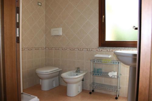 a small bathroom with a toilet and a sink at Casa Vacanze Stella Marina in Monte Nai