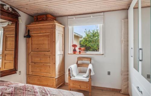 ein Schlafzimmer mit einem Bett, einem Stuhl und einem Fenster in der Unterkunft 2 Bedroom Nice Home In Kalundborg in Kalundborg