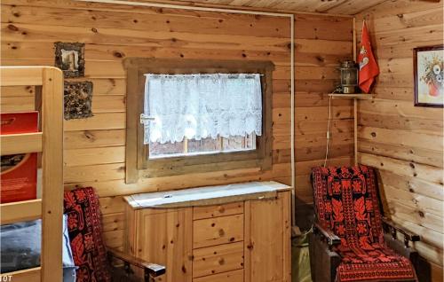 a room with a window in a log cabin at Pet Friendly Home In Wiselka With House A Panoramic View in Wisełka