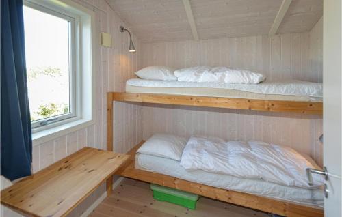 2 literas en una habitación pequeña con ventana en Stunning Home In Juelsminde With 2 Bedrooms And Wifi, en Sønderby