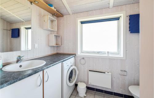ห้องน้ำของ Stunning Home In Juelsminde With 2 Bedrooms And Wifi