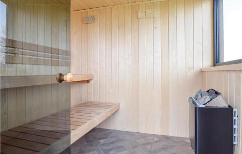 Zimmer mit einer Holzbank in einem Zimmer in der Unterkunft Lovely Home In Brkop With Wifi in Børkop