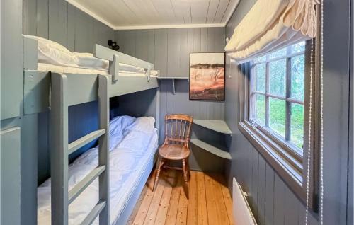 オイヤーにあるStunning Home In yer With Wifiの小さな客室で、二段ベッドと椅子が備わります。