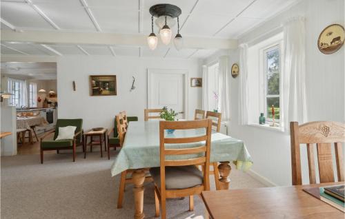 Awesome Home In Samsø With Kitchenにあるシーティングエリア