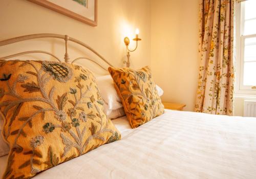 1 dormitorio con cama blanca con almohada y ventana en Seaborne, en Newport