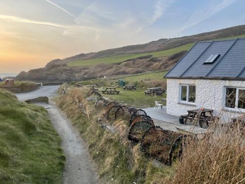 una pequeña casa con techo solar junto a una carretera en Seaborne, en Newport