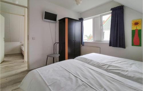 1 dormitorio con cama blanca y ventana en Lovely Home In Vlagtwedde With Kitchen, en Vlagtwedde