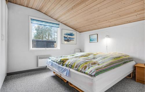 FjellerupにあるAwesome Home In Glesborg With 3 Bedrooms And Wifiのベッドルーム(ベッド1台、窓付)